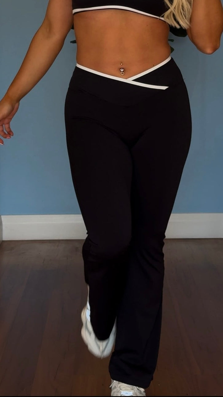 Vibe Contrast Flare Leggings - Black/White